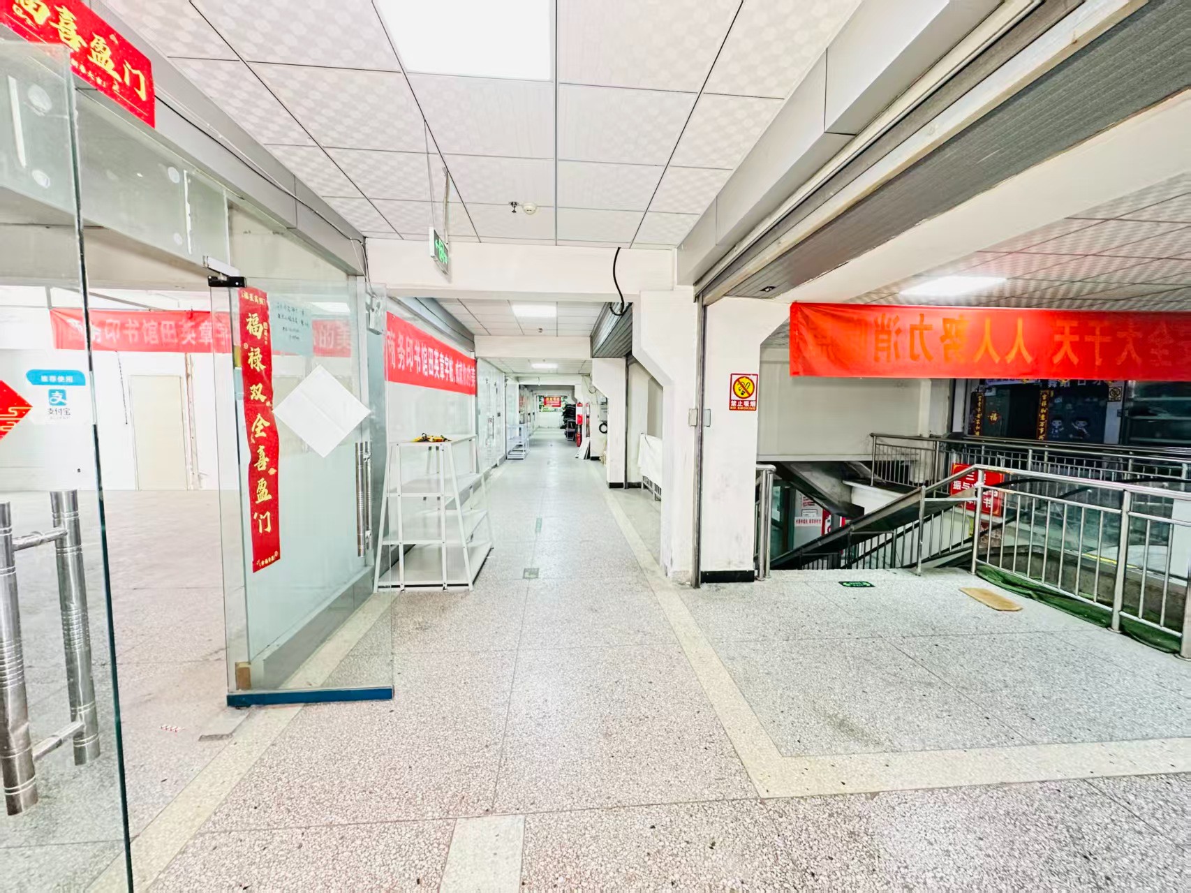 新兴街引入人工智能技术应用场景，推动AI与商业、零售、电商、企业服务等领域融合发展。
