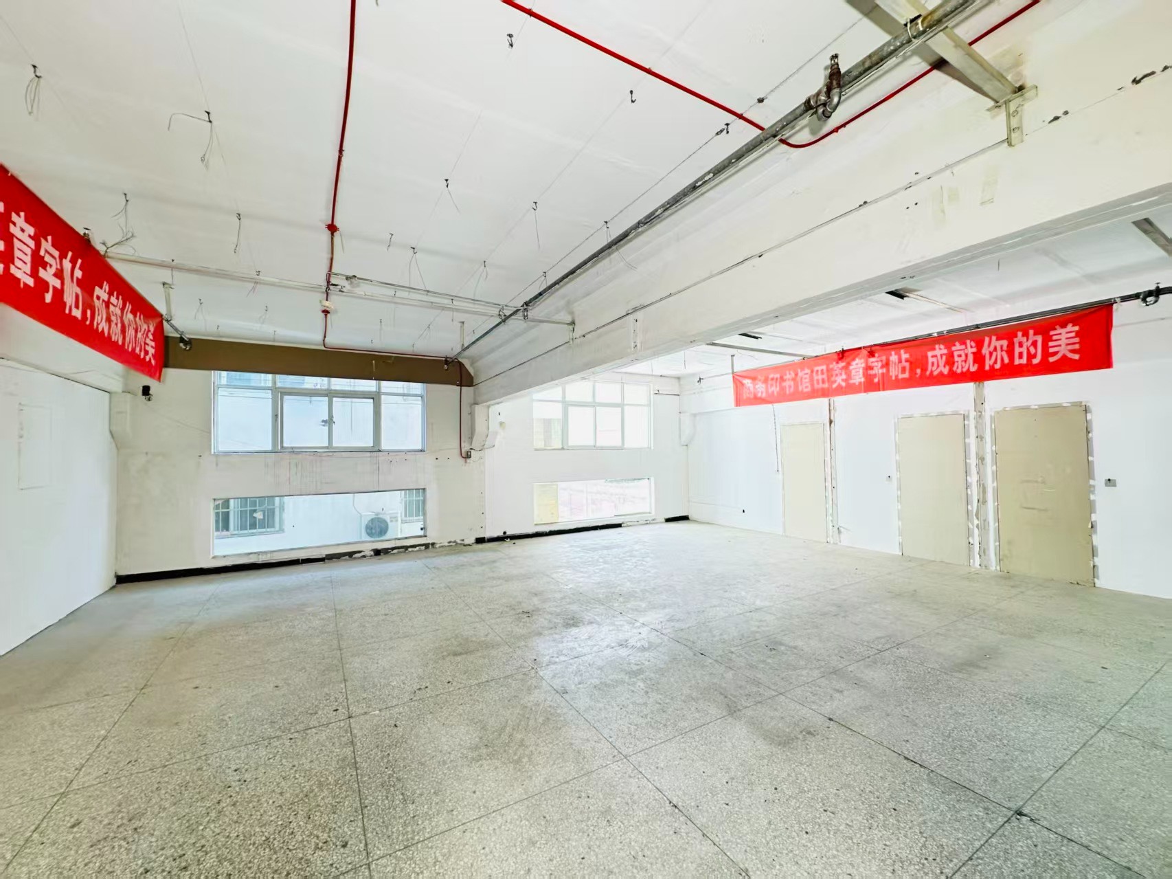 新兴街重点吸引人工智能应用、数字经济、电商直播、智能制造服务、软件开发、科技创新企业及创业团队入驻